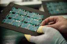 Trong bốn năm qua, nhiều ngôi sao sản xuất vi mạch (IC) của Trung Quốc nổi lên từ chiến dịch “sản xuất vi mạch nhanh” của ĐCSTQ đã đi chệch hướng hoặc kết thúc trong thất bại. (Ảnh: Nicolas Asfouri/AFP qua Getty Images)