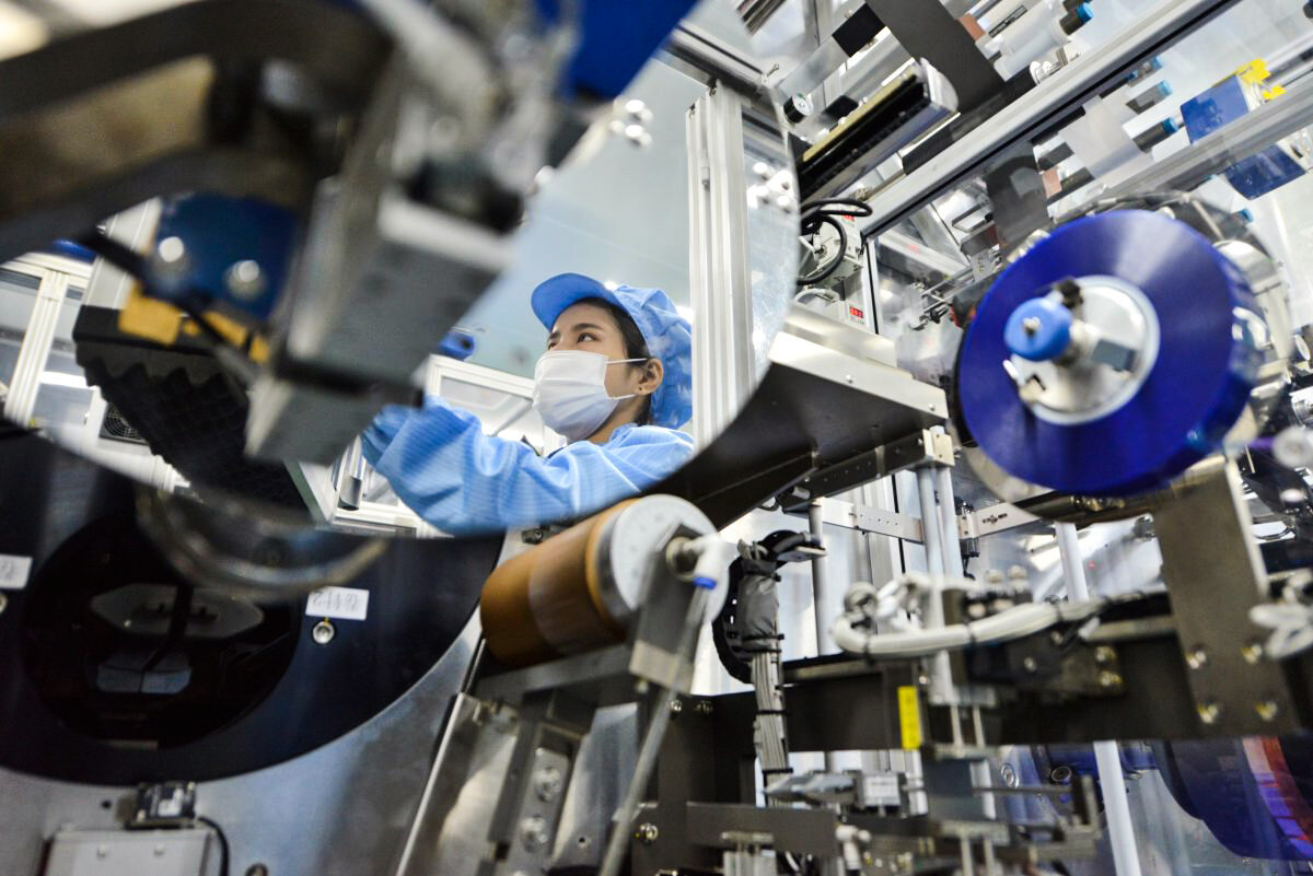 Hình ảnh phản chiếu của một công nhân trên máy đóng khung trong dây chuyền sản xuất pin lithium-ion tại một nhà máy ở Hồ Châu, Trung Quốc, thuộc sở hữu của Microvast Holdings, có công ty con tại Texas. Công ty này đã đủ điều kiện đàm phán để nhận khoản tài trợ trị giá 200 triệu USD của Bộ Năng lượng Hoa Kỳ cho việc chế tạo pin lithium tại Hoa Kỳ. (Ảnh: Stringer/Reuters)