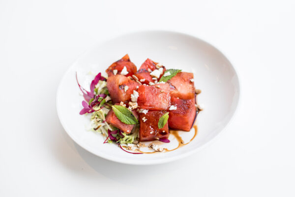 Món salad dưa hấu trộn phô mai feta. (Ảnh: cô Casey Feehan)