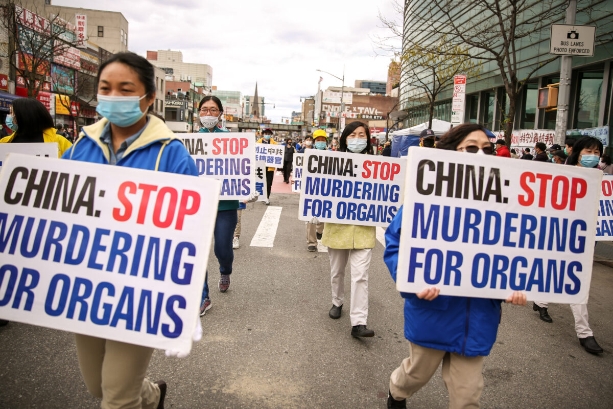 Các học viên Pháp Luân Công tham gia lễ diễn hành ở Flushing, New York, ngày 18/04/2021, để kỷ niệm 22 năm cuộc thỉnh nguyện ôn hòa ngày 25/04 của 10,000 học viên Pháp Luân Công ở Bắc Kinh. (Ảnh: Samira Bouaou/The Epoch Times)