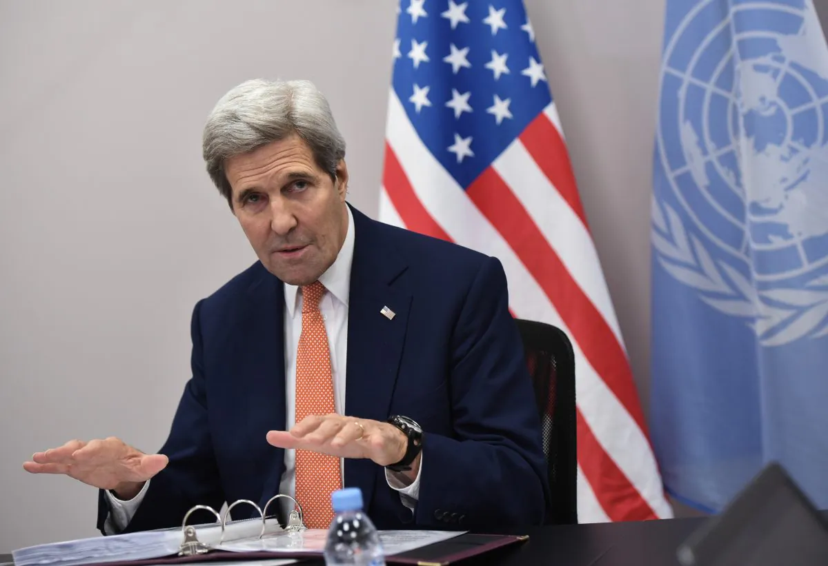Ngoại trưởng Hoa Kỳ John Kerry nói chuyện với giới báo chí sau hội nghị COP21 của Liên Hiệp Quốc về biến đổi khí hậu ở Le Bourget, gần Paris, vào ngày 12/12/2015. (Ảnh: Mandel Ngan/Pool Photo qua AP)
