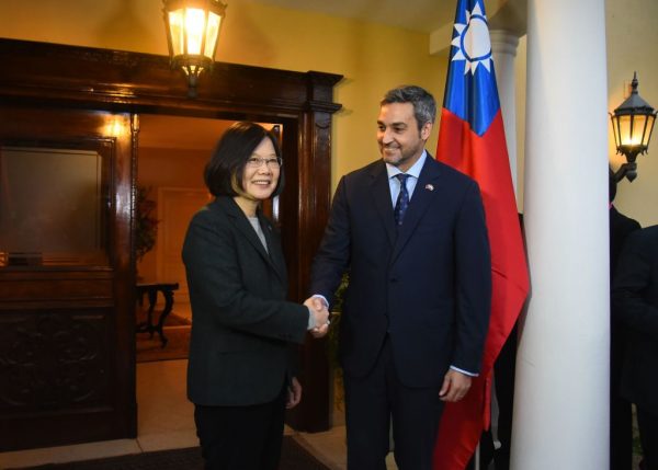 Tổng thống đắc cử của Paraguay Mario Abdo Benítez (Phải) chào đón Tổng thống Đài Loan Thái Anh Văn tại tư gia của ông ở Asunción, Paraguay, vào ngày 14/08/2018. (Ảnh: Norberto Duarte/AFP/Getty Images)