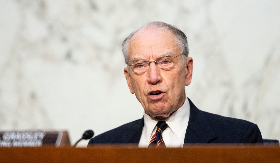 Thượng nghị sĩ Chuck Grassley (Cộng Hòa-Iowa) nói trong phiên điều trần của Ủy ban Tư pháp của Thượng viện về các quyền bỏ phiếu trên Capitol Hill vào ngày 20/04/2021. (Ảnh: Bill Clark/Pool/AFP qua Getty Images)