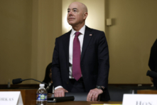 Bộ trưởng An ninh Nội địa Alejandro Mayorkas chuẩn bị làm chứng trước Ủy ban An ninh Nội địa Hạ viện tại Capitol Hill vào ngày 15/11/2022. (Ảnh: Chip Somodevilla/ Getty Images)