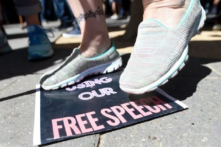 Một người phụ nữ giẫm lên tấm biển tự do ngôn luận tại Đại học California – Berkeley ở Berkeley, California, vào ngày 24/09/2017. (Ảnh: Josh Edelson/AFP/Getty Images)