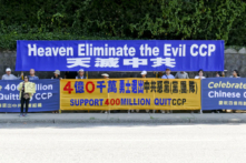 Cô Elsa Chan tham gia “Buổi mít-tinh Kỷ niệm Bốn trăm triệu Người Trung Quốc Thoái xuất khỏi ĐCSTQ” bên ngoài Đại sứ quán Trung Quốc ở Vancouver, Canada, vào ngày 21/08/2022. (Ảnh: Hugh Zhao/Epoch Times)