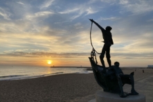 Một bức tượng tôn vinh ngư dân ở Quarteira. (Ảnh: tác giả Tim Johnson)