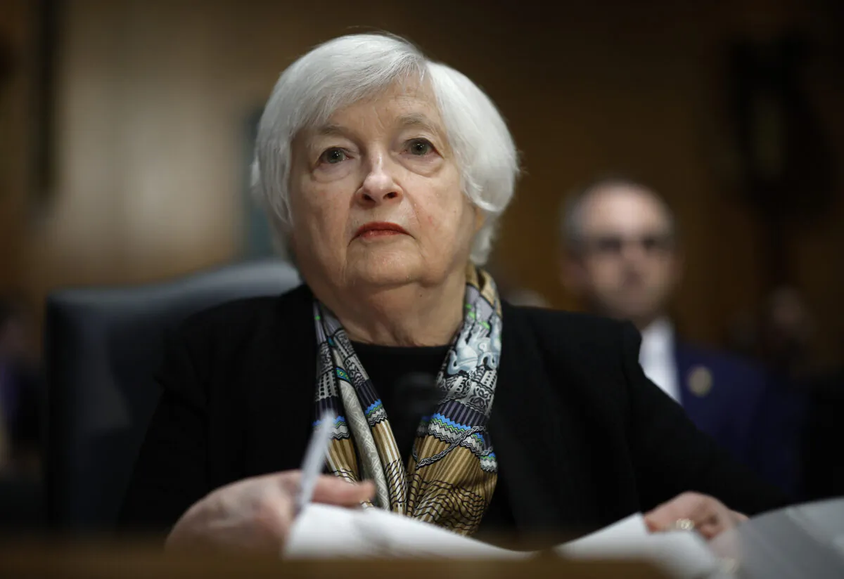 Bộ trưởng Ngân khố Janet Yellen điều trần về đề nghị ngân sách liên bang cho năm tài khóa 2024 của chính phủ Tổng thống Biden trước Ủy ban Tài chính Thượng viện tại Tòa nhà Văn phòng Thượng viện Dirksen trên Điện Capitol ở Hoa Thịnh Đốn hôm 16/03/2023. (Ảnh: Chip Somodevilla/Getty Images)