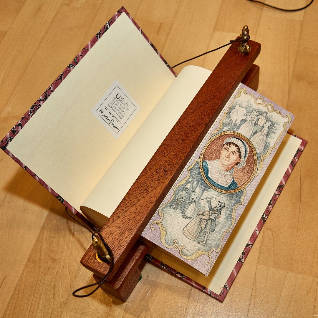 Những bức tranh trên mép sách phải được thao tác rất cẩn trọng để giữ cho sơn không thấm vào bên trong những trang sách. (Ảnh: Đăng dưới sự cho phép của Martin Frost @foredgefrost1)