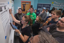 Các cử tri nhìn một tình nguyện viên kiểm phiếu trong cuộc họp bầu ở tiểu bang Nevada để đề cử ứng cử viên tổng thống của Đảng Dân Chủ tại điểm bỏ phiếu bên trong trường trung học Coronado ở Las Vegas, tiểu bang Nevada, vào ngày 22/02/2020. (Ảnh: Mark Ralston/AFP qua Getty Images)