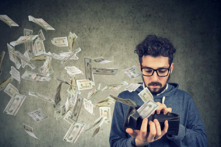 Một số doanh nhân thường lấy tiền của công ty và tiền cá nhân nhập làm một, đó là một cách quản lý sai lầm. (Ảnh: Shutterstock)