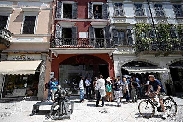 Hôm 04/07/2023, tại Cremona, Ý, sau khi ngôi nhà của nghệ nhân Stradivari mở cửa trở lại, khách tham quan đã xếp hàng dài bên ngoài ngôi nhà. Nghệ nhân chế tác đàn vĩ cầm nổi tiếng Antonio Stradivari đã từng sống và mở xưởng thiết kế của mình ở đây vào năm 1667. (Ảnh: Gabriel Bouys/AFP)