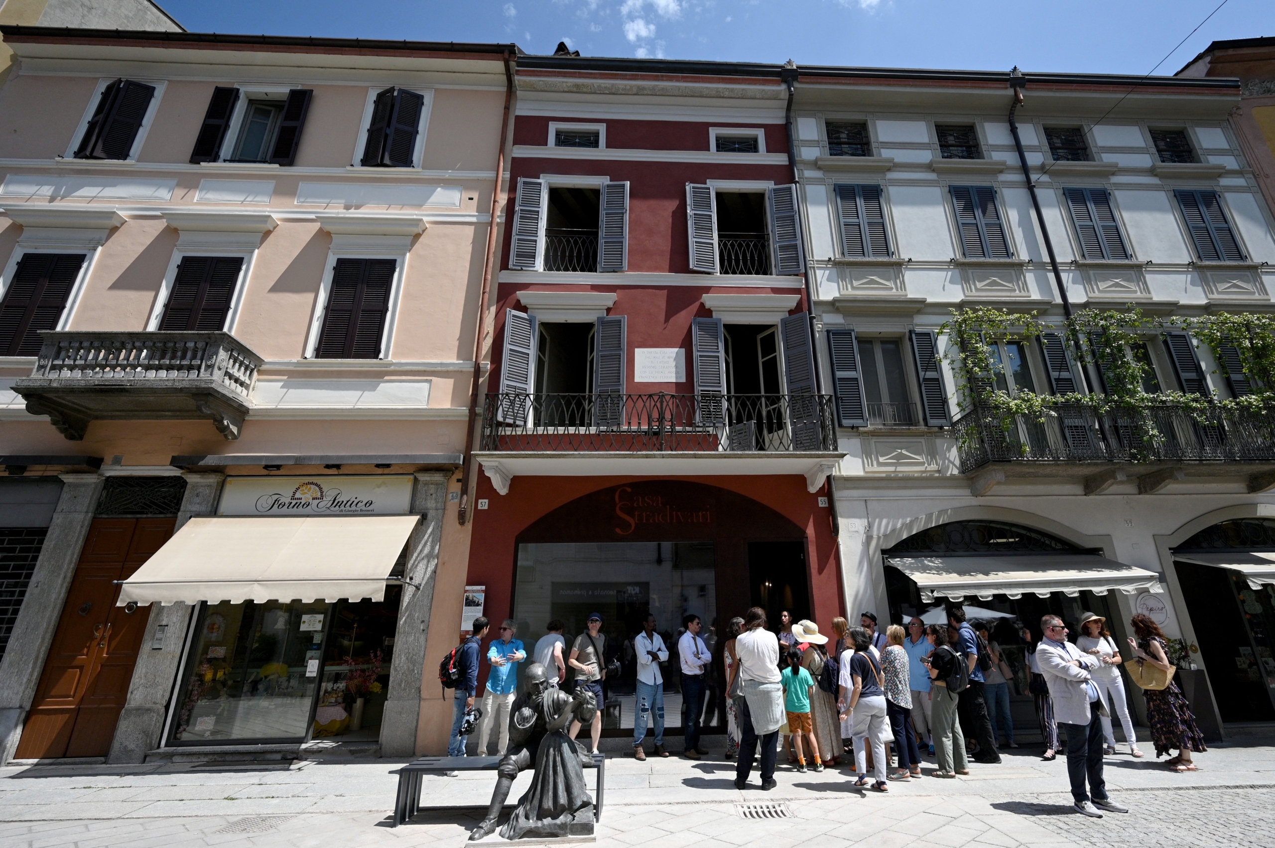 Hôm 04/07/2023, tại Cremona, Ý, sau khi ngôi nhà của nghệ nhân Stradivari mở cửa trở lại, khách tham quan đã xếp hàng dài bên ngoài ngôi nhà. Nghệ nhân chế tác đàn vĩ cầm nổi tiếng Antonio Stradivari đã từng sống và mở xưởng thiết kế của mình ở đây vào năm 1667. (Ảnh: Gabriel Bouys/AFP)