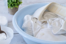 Quần áo mùa hè dễ ố vàng: 3 cách loại bỏ dễ dàng