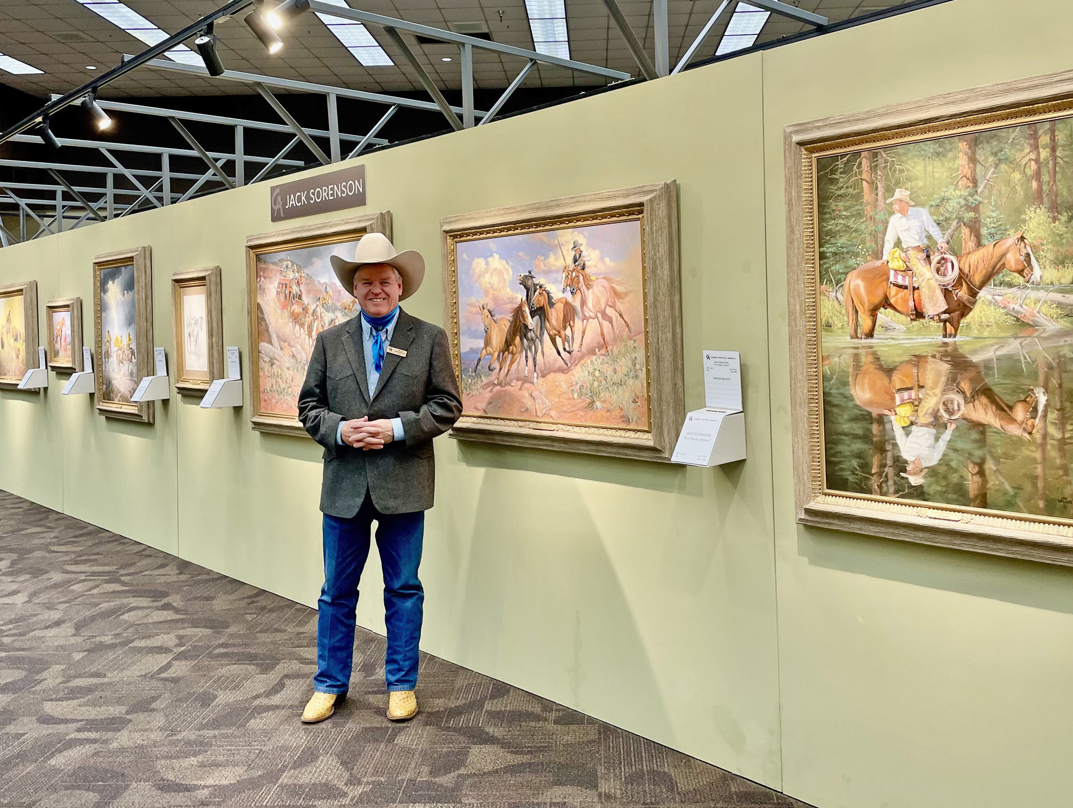 Họa sĩ Jack Sorenson tại triển lãm Nghệ sĩ Cao bồi của Mỹ quốc năm 2022 (Ảnh: Đăng dưới sự cho phép của ©Jack Sorenson Fine Art, Inc.)