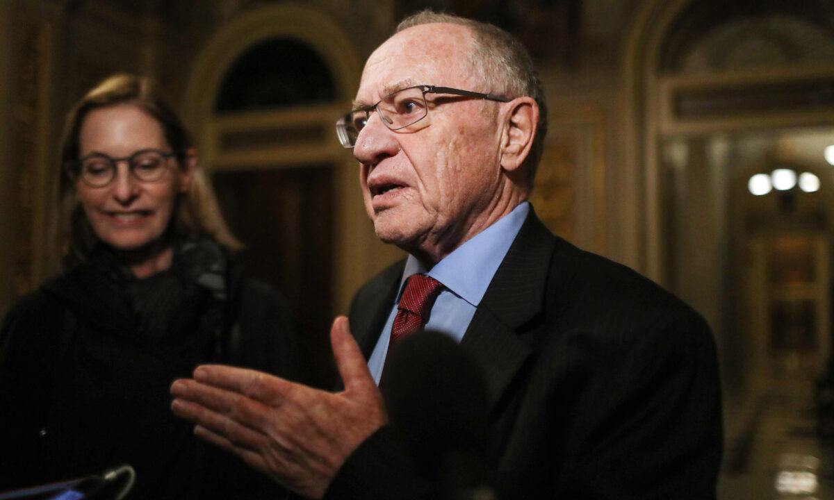 Luật sư Alan Dershowitz, thời điểm còn đang là thành viên nhóm pháp lý của Tổng thống Donald Trump, nói chuyện với giới báo chí trong Phòng Tiếp tân Thượng viện trong phiên đàn hặc tại Thượng viện ở Điện Capitol, Hoa Thịnh Đốn vào ngày 29/01/2020. (Ảnh: Mario Tama/Getty Images)