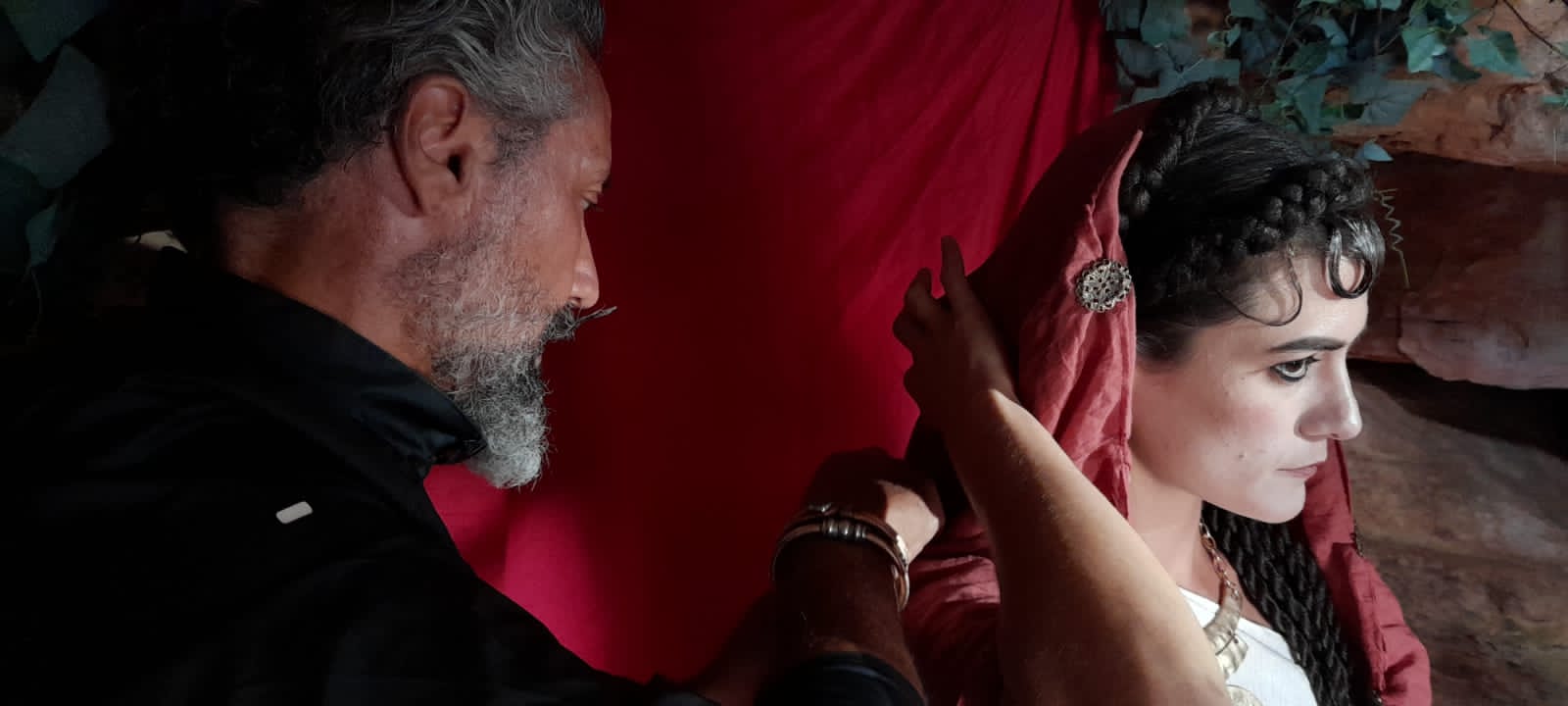 Ông Gabriel Georgiou tạo kiểu tóc cho nữ diễn viên Katerina Zafeiropoulou trên trường quay của bộ phim tài liệu “Những bí mật của Socrates” của Epoch TV. (Ảnh: Đăng dưới sự cho phép của Alex Mur)