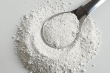 Titanium dioxide đã bị cấm làm chất phụ gia thực phẩm ở Liên minh u Châu kể từ tháng 02/2022, chín tháng sau khi Cơ quan An toàn Thực phẩm u Châu công bố một báo cáo xem đây là chất phụ gia thực phẩm không an toàn.(Ảnh: Meowcyber/Shutterstock)