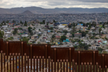 Tijuana, Mexico được nhìn thấy qua bức tường biên giới của Hoa Kỳ gần San Diego, California, hôm 31/05/2023. (Ảnh: John Fredricks/The Epoch Times)