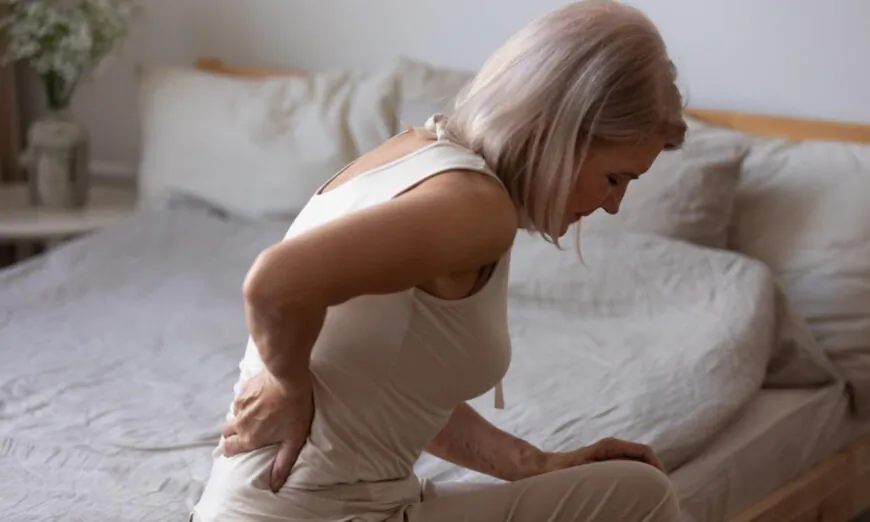 Giấc ngủ kém chất lượng có liên quan đến cột sống (Ảnh: fizkes/Shutterstock)