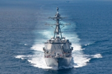 Khu trục hạm hỏa tiễn dẫn đường lớp Arleigh-burke USS Kidd (DDG 100) đi qua eo biển Đài Loan trong một hải trình thường lệ. (Ảnh: Hải quân Hoa Kỳ/AFP)