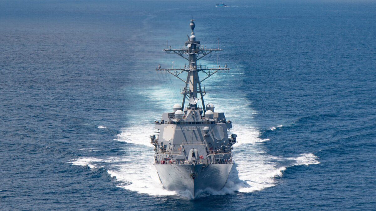Khu trục hạm hỏa tiễn dẫn đường lớp Arleigh-burke USS Kidd (DDG 100) đi qua eo biển Đài Loan trong một hải trình thường lệ. (Ảnh: Hải quân Hoa Kỳ/AFP)
