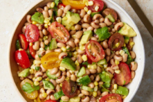 Món salad mùa hè chế biến sẵn là lựa chọn tuyệt vời để đưa những nguyên liệu nhà bếp bình thường lên một tầm cao mới