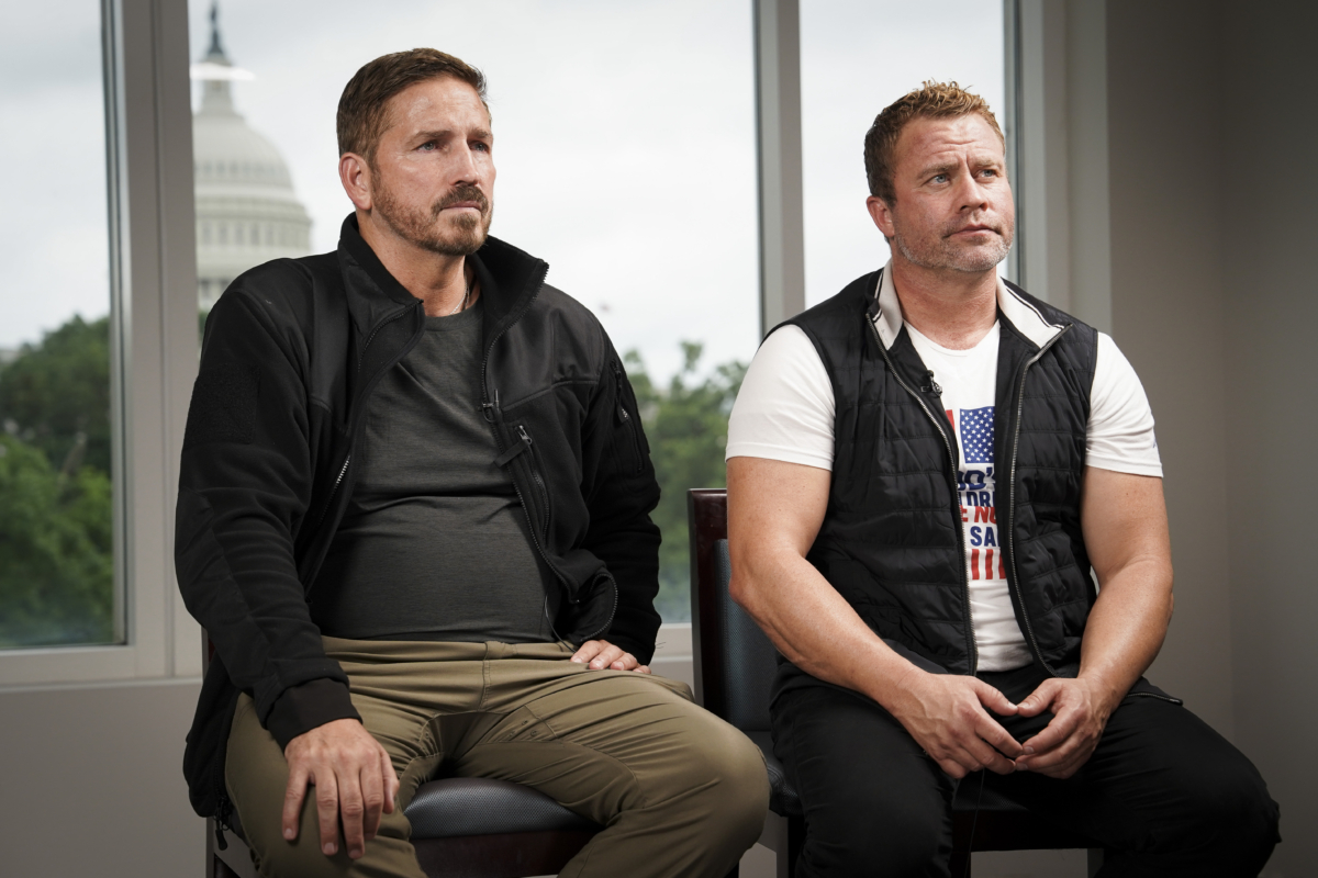 Ông Jim Caviezel (Trái), diễn viên trong bộ phim hành động mới về nạn buôn người “Sound of Freedom,” và ông Tim Ballard, một cựu đặc vụ của Bộ An ninh Nội địa và là người sáng lập tổ chức Operation Underground Railroad, nói chuyện trong một cuộc phỏng vấn ở Hoa Thịnh Đốn hôm 21/06/2023. (Ảnh: Madalina Vasiliu/The Epoch Times)