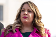 Cô Lorie Smith, một nghệ sĩ thiết kế đồ họa và trang web theo đạo Cơ Đốc ở Colorado, có mặt bên ngoài Tối cao Pháp viện tại Hoa Thịnh Đốn vào ngày 05/12/2022. (Ảnh: Andrew Harnik/AP)