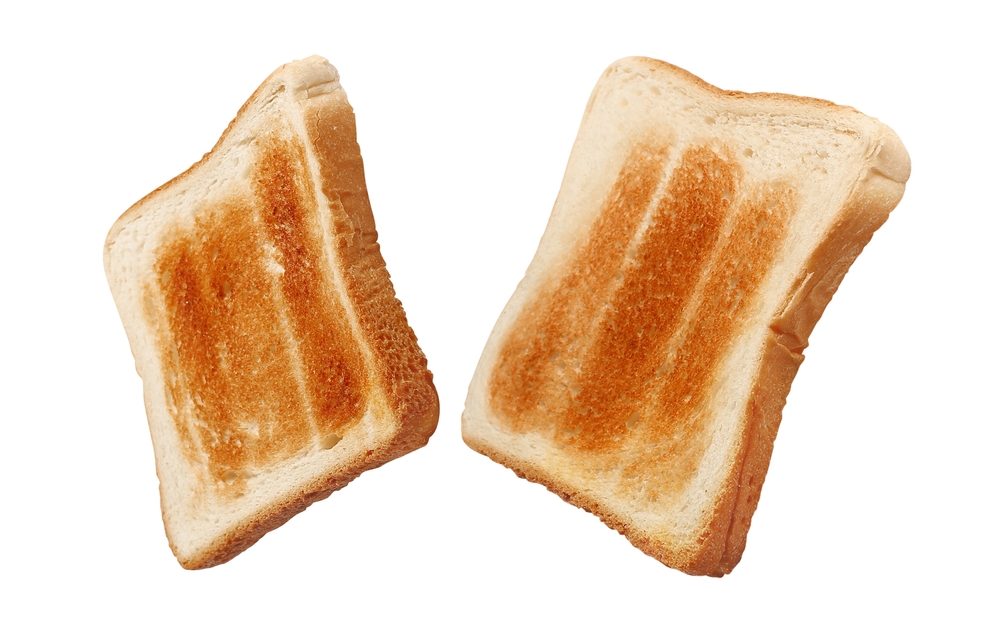 Bánh mì nướng sẽ thêm một chút hương vị rám cháy đậm đà cho món salad này. (Ảnh: Yeti studio/Shutterstock)