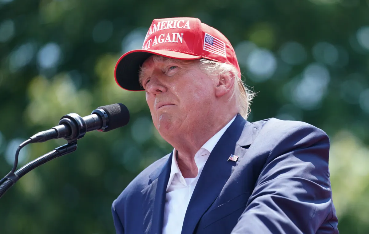 Cựu Tổng thống Donald Trump diễn thuyết trước đám đông trong một sự kiện vận động tranh cử ở Pickens, South Carolina, hôm 01/07/2023. (Ảnh: Sean Rayford/Getty Images)