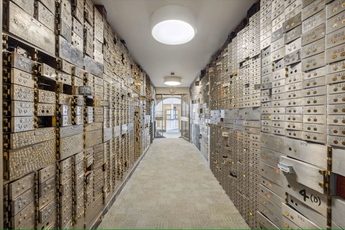 Mỗi két an toàn vẫn có chìa khóa trong tòa nhà ngân hàng cũ này được rao bán ở Glenside, Pennsylvania, vào tháng 07/2023. (Ảnh: Đăng dưới sự cho phép của Tammy Harrison)