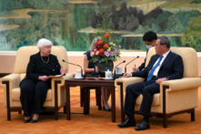 Thủ tướng Trung Quốc Lý Cường (phải) nói chuyện với Bộ trưởng Ngân khố Hoa Kỳ Janet Yellen trong cuộc họp tại Bắc Kinh, hôm 07/07/2023. (Ảnh: Mark Schiefelbein/Pool/AFP qua Getty Images)