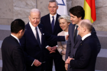 Thủ tướng Nhật Bản Fumio Kishida (bên trái), Tổng thống Hoa Kỳ Joe Biden (thứ hai bên trái), và Thủ tướng Đức Olaf Scholz (bên phải) nói chuyện bên cạnh Tổng thư ký NATO Jens Stoltenberg (ở giữa), Chủ tịch Ủy ban u Châu Ursula von der Leyen (thứ ba bên phải), và Thủ tướng Canada Justin Trudeau (thứ hai bên phải) trước khi các nhà lãnh đạo G-7 chụp hình chung trong một hội nghị thượng đỉnh của NATO tại trụ sở của liên minh này ở Brussels vào ngày 24/03/2022. (Ảnh: Henry Nicholls/Pool/AFP qua Getty Images)