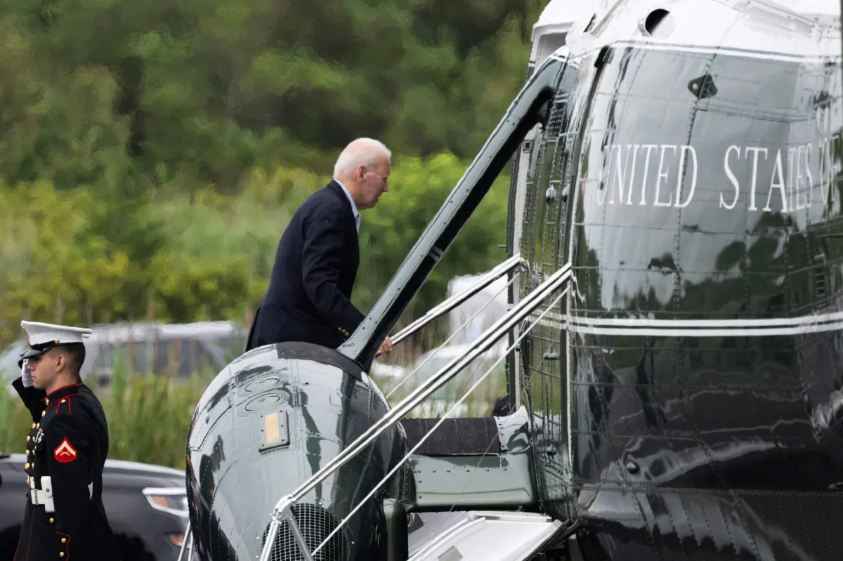 Tổng thống Joe Biden lên trực thăng Marine One tại Công viên Tiểu bang Gordons Pond ở Bãi biển Rehoboth, Delaware, hôm 09/07/2023, khi ông khởi hành đến Căn cứ Không quân Dover trước khi đến châu u. (Ảnh: Saul Loeb/AFP qua Getty Images)