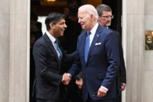 Thủ tướng Anh Rishi Sunak (Trái) chào tạm biệt Tổng thống Hoa Kỳ Joe Biden sau cuộc hội đàm của họ tại số 10 Phố Downing, London hôm 10/07/2023. (Ảnh: Leon Neal/Getty Images)