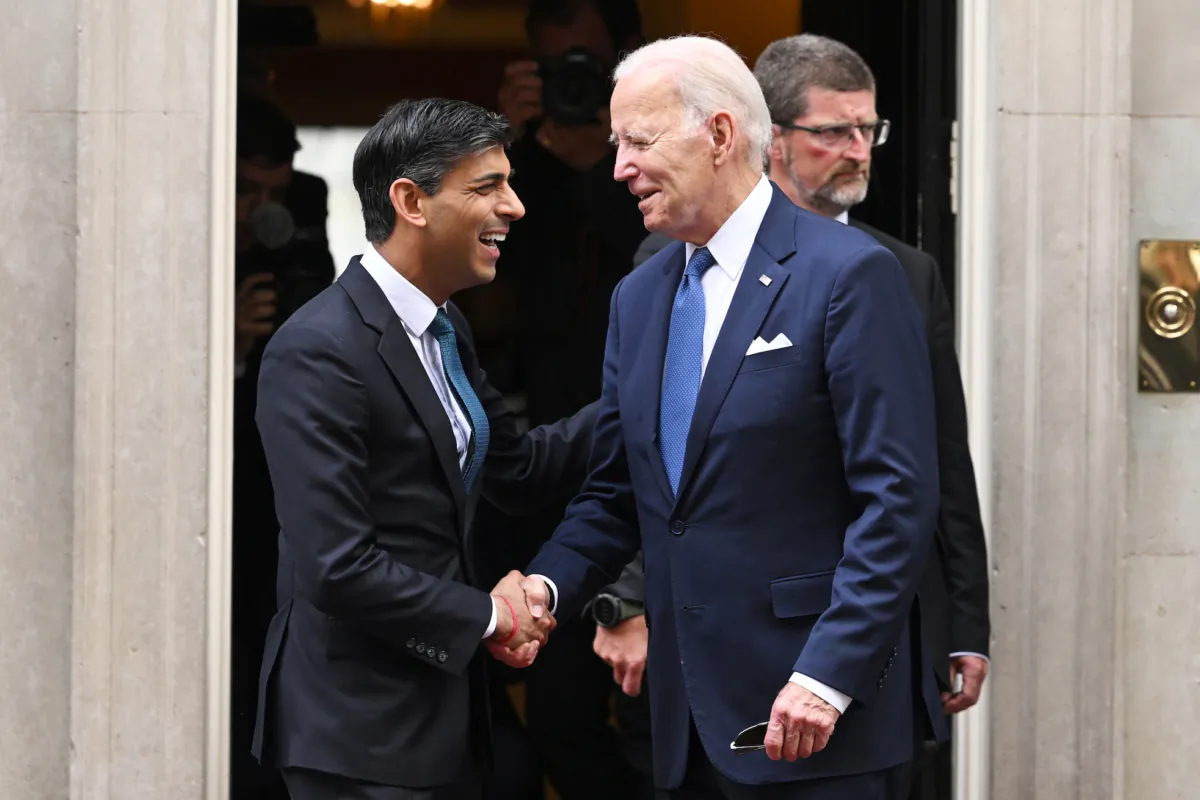 Thủ tướng Anh Rishi Sunak (Trái) chào tạm biệt Tổng thống Hoa Kỳ Joe Biden sau cuộc hội đàm của họ tại số 10 Phố Downing, London hôm 10/07/2023. (Ảnh: Leon Neal/Getty Images)