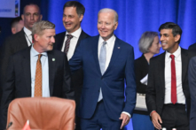 Tổng thống Joe Biden (giữa) và Thủ tướng Vương quốc Anh Rishi Sunak (phải) đến tham dự phiên làm việc đầu tiên trong khuôn khổ hội nghị thượng đỉnh Tổ chức Hiệp ước Bắc Đại Tây Dương (NATO), tại Vilnius, hôm 11/07/2023. Các nhà lãnh đạo NATO sẽ chật vật để giải quyết tham vọng gia nhập NATO của Ukraine tại hội nghị thượng đỉnh của họ hôm 11/07/2023. (Ảnh: Jacques Witt/AFP qua Getty Images)
