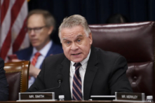 Dân biểu Chris Smith (Cộng Hòa-New Jersey) nói trong phiên điều trần của Ủy ban Điều hành Quốc hội về Trung Quốc (CECC) về “Sự đồng lõa của doanh nghiệp: Trợ cấp cho các hành vi vi phạm nhân quyền của CHND Trung Hoa” tại Hoa Thịnh Đốn hôm 11/07/2023. (Ảnh: Madalina Vasiliu/The Epoch Times )