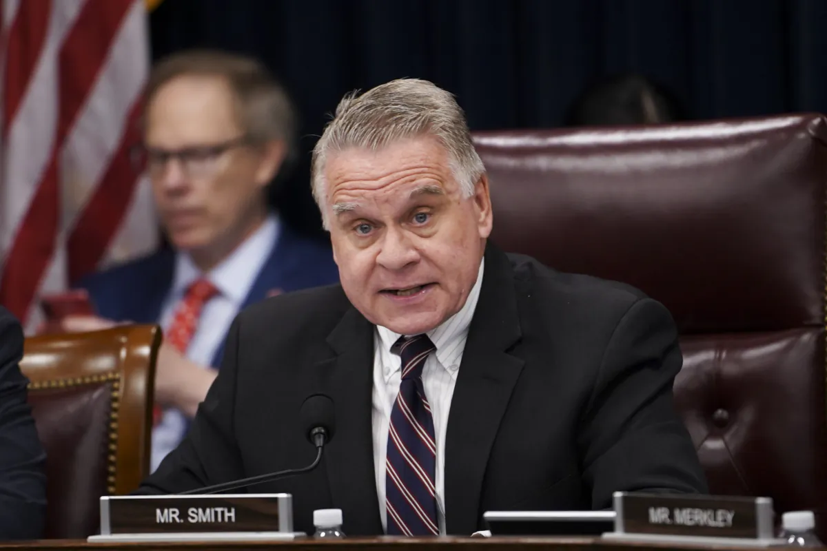 Dân biểu Chris Smith (Cộng Hòa-New Jersey) nói trong phiên điều trần của Ủy ban Điều hành Quốc hội về Trung Quốc (CECC) về “Sự đồng lõa của doanh nghiệp: Trợ cấp cho các hành vi vi phạm nhân quyền của CHND Trung Hoa” tại Hoa Thịnh Đốn hôm 11/07/2023. (Ảnh: Madalina Vasiliu/The Epoch Times )