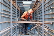 Một công nhân chuẩn bị các thanh thép tại công trường xây dựng cầu Trương Tĩnh Cao (Zhangjinggao) qua sông Dương Tử trên đảo Mã Châu ở Tĩnh Giang, tỉnh Giang Tô, miền đông của Trung Quốc hôm 14/07/2023. (Ảnh: STRINGER/AFP qua Getty Images)