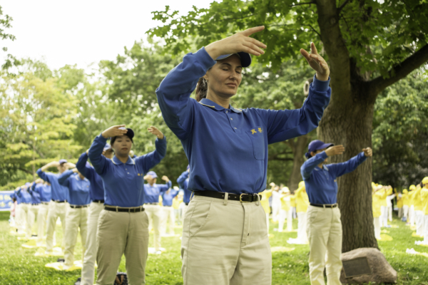 Các học viên Pháp Luân Công trình diễn các bài công pháp an hòa tại Công viên Nữ hoàng ở Toronto hôm 15/07/2023. (Ảnh: Evan Ning/The Epoch Times)