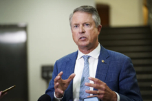 Thượng nghị sĩ Roger Marshall (Cộng Hòa-Kansas) nói với các phóng viên trong một cuộc họp báo tại Điện Capitol Hoa Kỳ ở Hoa Thịnh Đốn hôm 11/07/2023. (Ảnh: Madalina Vasiliu/The Epoch Times)