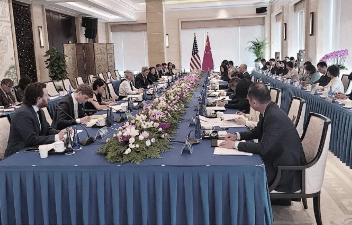 Đặc phái viên về khí hậu của Hoa Kỳ John Kerry đã hội đàm với người đồng cấp Giải Chấn Hoa (Xie Zhenhua) tại Bắc Kinh, hôm 17/07/2023. (Ảnh: Reuters/Ảnh chụp màn hình qua The Epoch Times)