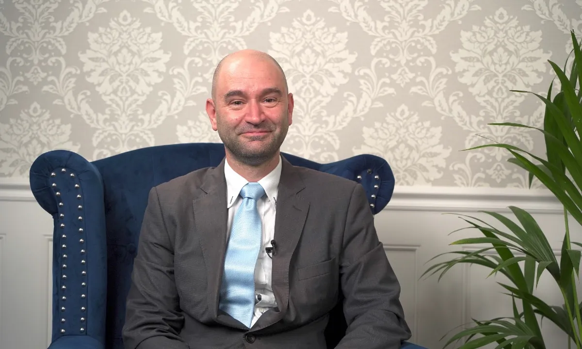 Ông Marius Balo, giáo viên tiếng Anh kiêm nhà thần học, nói chuyện với chương trình “Các nhà lãnh đạo Tư tưởng Anh quốc” (British Thought Leaders) tại London, hôm 30/06/2023, về việc bị kết án tám năm tù ở Trung Quốc sau khi bị bắt oan vì gian lận tài chính. (Ảnh: NTD)