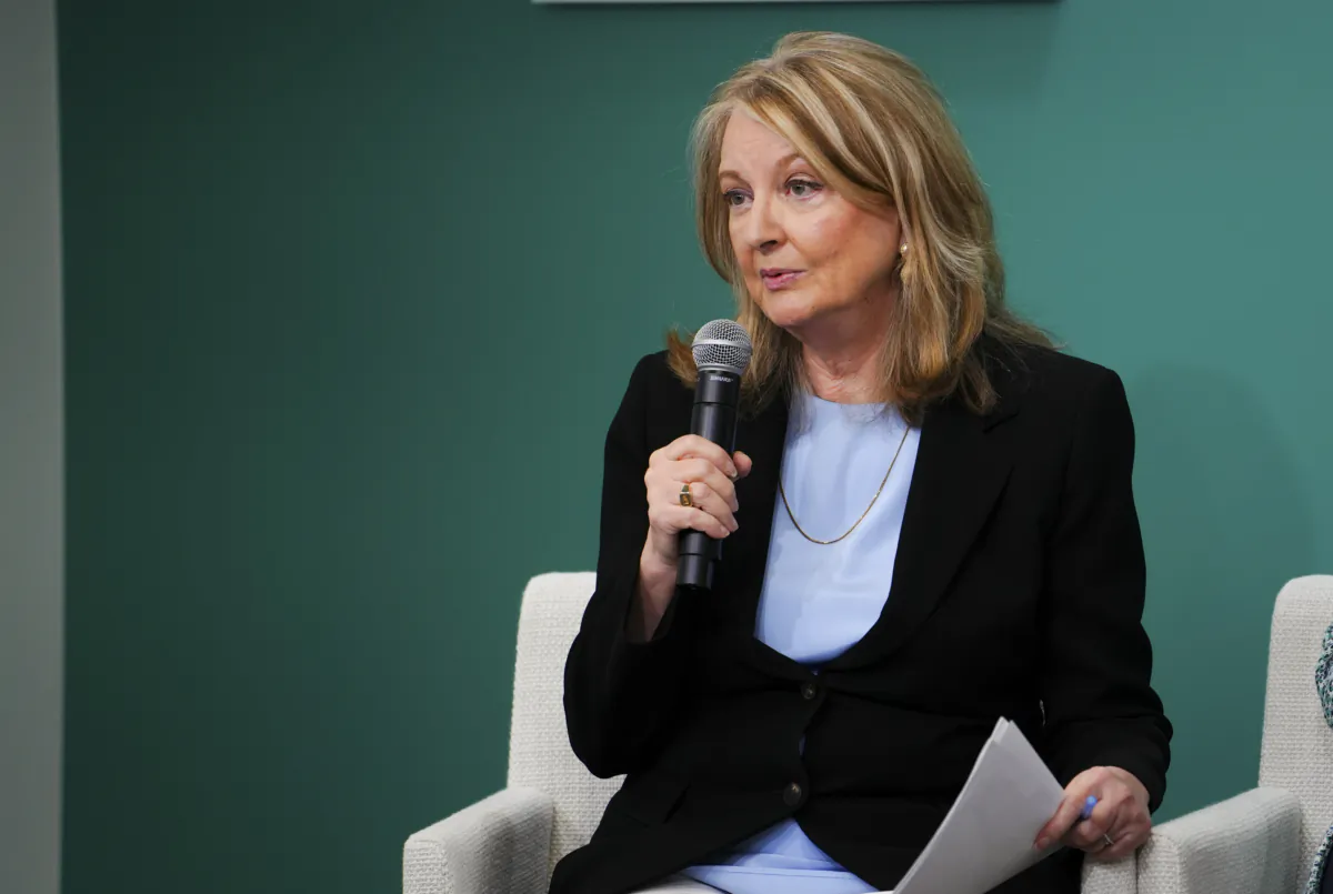 Bà Nina Shea, thành viên cao cấp kiêm giám đốc Trung tâm Tự do Tôn giáo, chia sẻ trong một hội thảo về cuộc đàn áp xuyên quốc gia đối với Pháp Luân Công, các cuộc tấn công đối với Shen Yun và đàn áp Hồng Kông tại Hoa Thịnh Đốn vào ngày 17/07/2023. (Ảnh: Madalina Vasiliu/The Epoch Times)