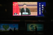 Một màn hình lớn hiển thị chương trình tin tức có lãnh đạo Trung Quốc Tập Cận Bình nói qua video để khai mạc Hội nghị thượng đỉnh BRICS trực tuyến do Ấn Độ đăng cai tổ chức, trên một đường phố ở Bắc Kinh hôm 10/09/2021. (Ảnh: Greg Baker/AFP qua Getty Images)