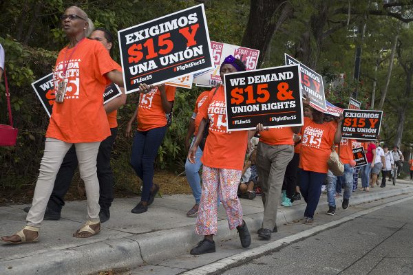 Hội tụ để yêu cầu tập đoàn McDonald’s tăng lương cho nhân viên lên mức tối thiểu 15 USD cũng như đòi quyền thành lập công đoàn ở Fort Lauderdale, Fla., hôm 23/05/2019 (Ảnh: Joe Raedle/Getty Images)