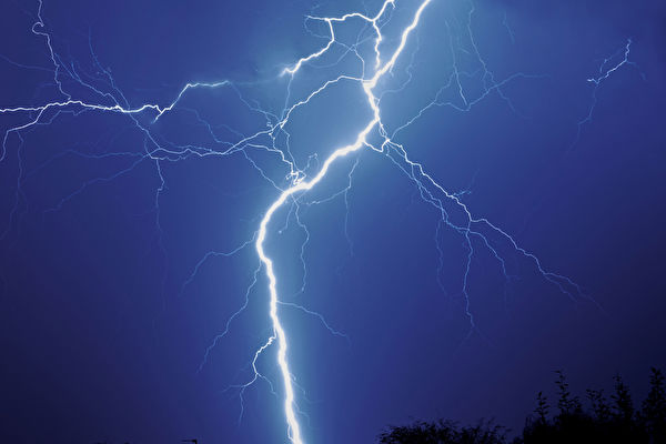 Thần mục như tia chớp soát xét, con người một khi đã tạo nghiệp thì phải hoàn trả. (Ảnh: fotolia)