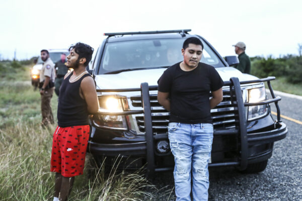 Quân đội Tiểu bang Texas bắt giữ hai công dân Hoa Kỳ đang vận chuyển ba người ngoại quốc bất hợp pháp đến San Antonio, ở Quận Kinney, Texas, vào ngày 20/10/2021. (Ảnh: Charlotte Cuthbertson/The Epoch Times)